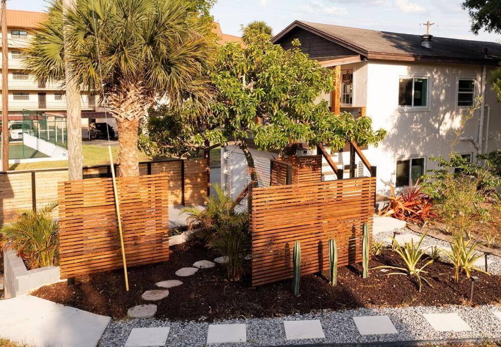 Shares Courtyard Luxury Apt - New! Rockledge Exterior foto